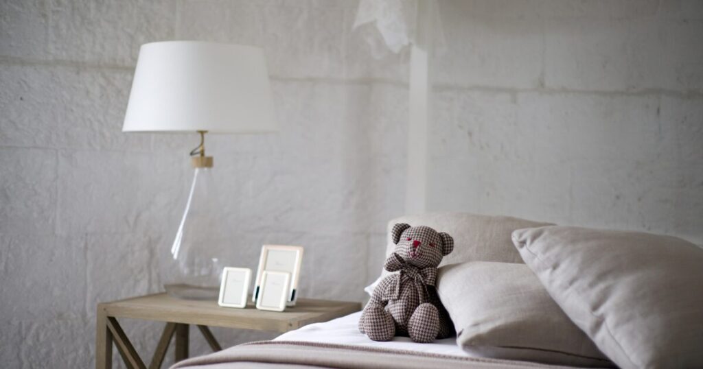 ベッドにくまが置いてある女の子の部屋